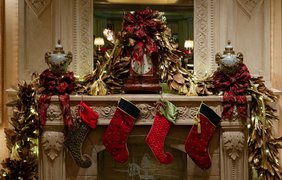 Рождественские носки у камина в гостинице Windsor Court House в Новом Орлеане