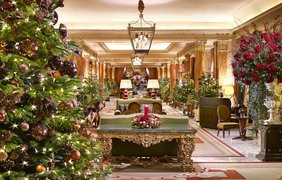 Гостиница The Dorchester в Лондоне, украшенная традиционными английскими рождественскими декорациями