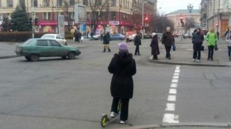 По Днепропетровску ездит женщина на самокате
