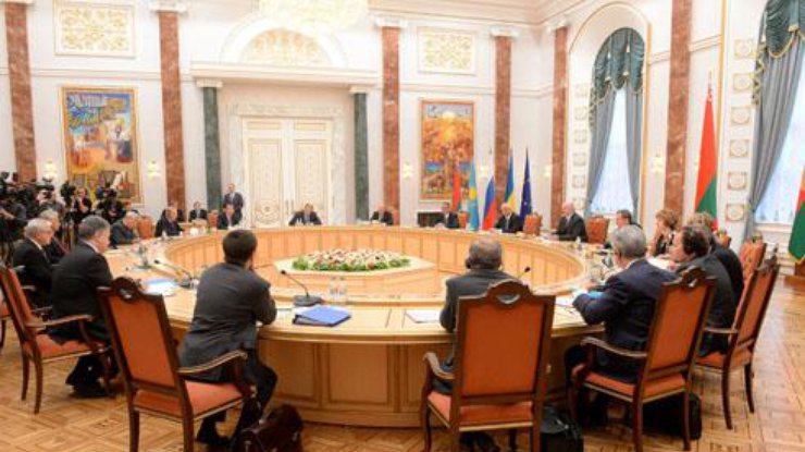 В Минске договорились о полном прекращении боев на Донбассе