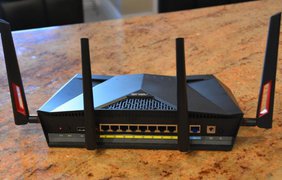Asus RT-AC88U – Wi-Fi-роутер (802.11a/b/g/n/ac) с поддержкой технологии MU-MIMO и 8 портами Ethernet и USB 3.0 портом. Фото: Cnet