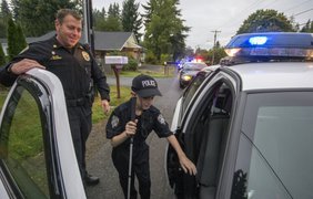 Полицейский исполнил заветную мечту 13-летнего слепого мальчика и взял его с собой на патрулирование улиц