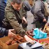 Захарченко взвешивал пистолеты на рынке в Донецке (видео)