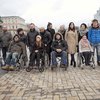 Украинские звезды передвигались по Киеву в инвалидных колясках (фото)