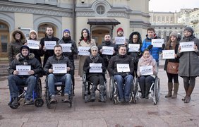 Украинские звезды пересели в инвалидные коляски
