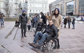 Украинские звезды пересели в инвалидные коляски