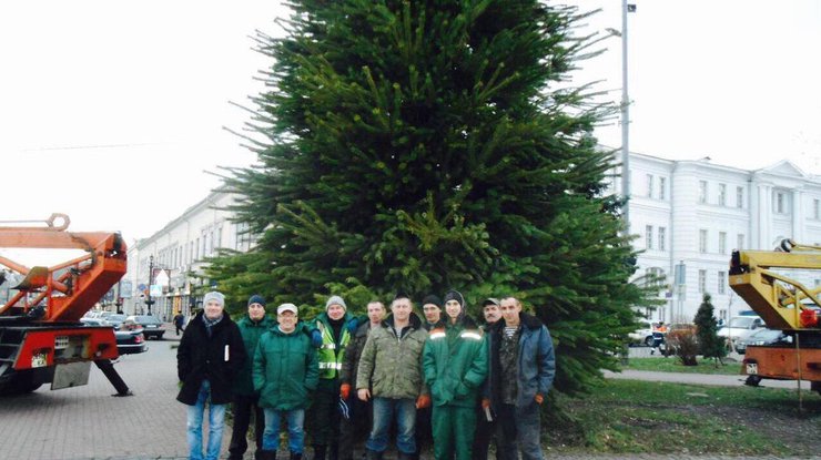 В Киеве установили первую праздничную елку. Facebook/zelenbud