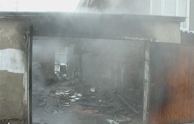 Пожар повредил дом и люксовый внедорожник 3