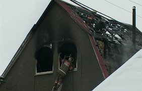 Пожар повредил дом и люксовый внедорожник 4