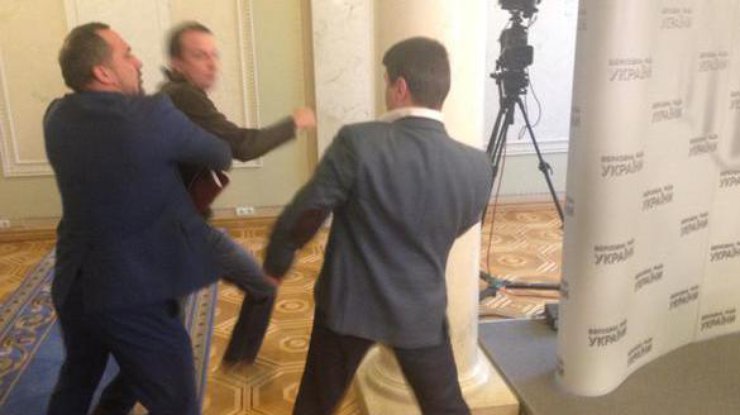 Депутаты перенесли драку из зала в коридор