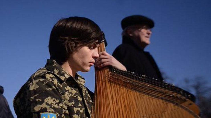 Ярослав Джусь сыграл на бандуре для украинских солдат. Фото "Музыка воинов"