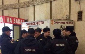 Навального "охраняют" 15 полицейских. Фото twitter/‏@badamshin_s