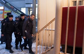 Навального "охраняют" 15 полицейских. Фото livejourna/Philipp Kireev