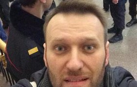 Навального "охраняют" 15 полицейских. Фото twitter/‏@ZaxarBorisych