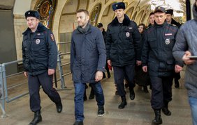 Навального сопровождают к выходу метро. Фото livejourna/Philipp Kireev