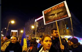 Митинговать против визита Путина вышло около 4 тысяч человек. Фото Твиттер/@Segozavr 