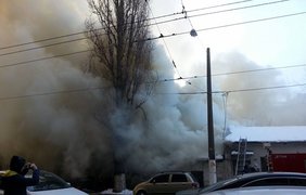 На Дмитриевской горит одноэтажное здание. Фото Ирины Винокуровой