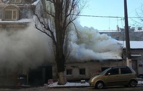 На Дмитриевской горит одноэтажное здание. Фото Ирины Винокуровой