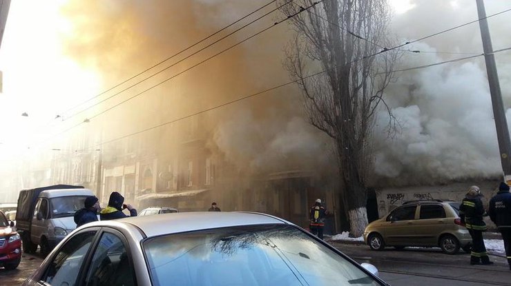 В Киеве дым от масштабного пожара заслонил видимость на дорогах. Фото Ирины Винокуровой