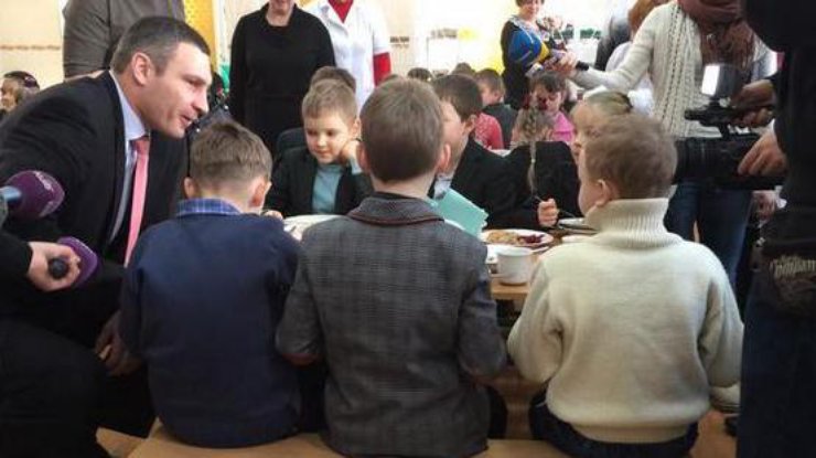 Мэр Киева Виталий Кличко в столичной школе. Фото Twitter ‏@zin0ksana