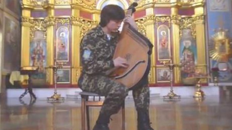 Ярослав Джусь сыграл на бандуре духовный гимн.