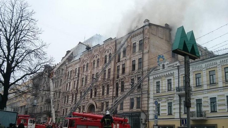 В центре Киева горит пятиэтажное здание. Фото Твиттер/ ‏@turko_pavel