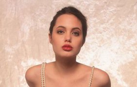 Анджелина Джоли начинала карьеру модели в 16 лет. Фото В 16 лет Анджелина Джоли позировала в купальниках. Фото express.co.uk 
