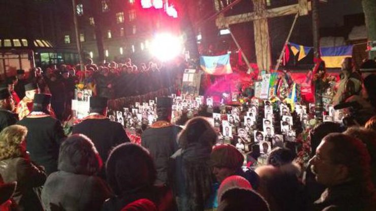 Тысячи киевлян вспоминают героев Майдана. Фото Твиттер/@pavelsheremet