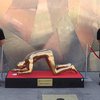 В Голливуде появилась скульптура нюхающего кокаин "Оскара"