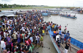 Паром и судно столкнулись в Бангладеш. Фото @AJENews 
