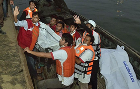 Паром и судно столкнулись в Бангладеш. Фото @AJENews 