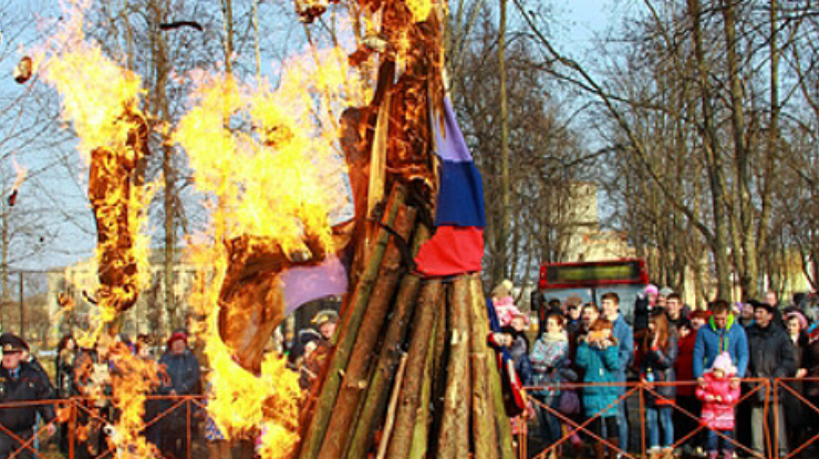 Флаг сожгли вместе с чучелом. Фото Борис Новогран