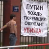 В Праге активисты приковали себя к забору посольства России (видео)