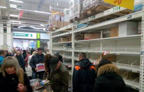 Люди опустошили полки супермаркетов. Фото Mig.news