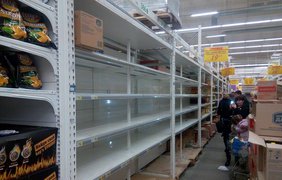 Люди опустошили полки супермаркетов. Фото Mig.news