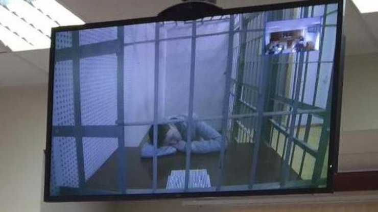 Надежда Савченко обессиленно лежит в суде. Фото Twitter Mark Feygin