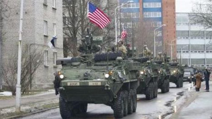 Военные США и Британии прошли парадом рядом с Россией. Фото twitter @roootik