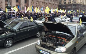 Автомобили перекрыли дорогу на Крещатике. Фото unn.com.ua