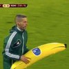 На матче "Фейенорд" – "Рома" в футболиста бросили надувной банан (видео)