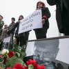 На Майдан в память о Борисе Немцове несут цветы и свечи (фото)
