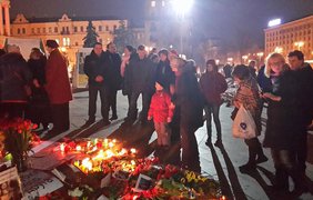 Люди несли цветы и свечи на Майдан до позднего вечера. Фото Эльвина Сеитбуллаева