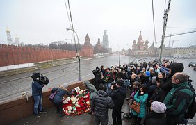 Россияне приносят цветы на место убийства Немцова