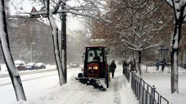 В Киеве на борьбу со снегом вышли 5 тысяч комунальщиков. 