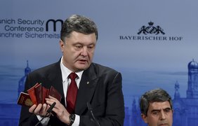 Порошенко в Мюнхене показал паспорта, воюющих в Украине военных России 3