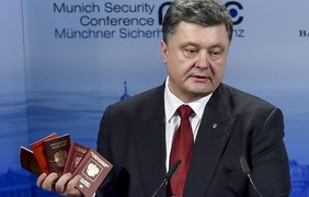 Порошенко в Мюнхене показал паспорта, воюющих в Украине военных России 4