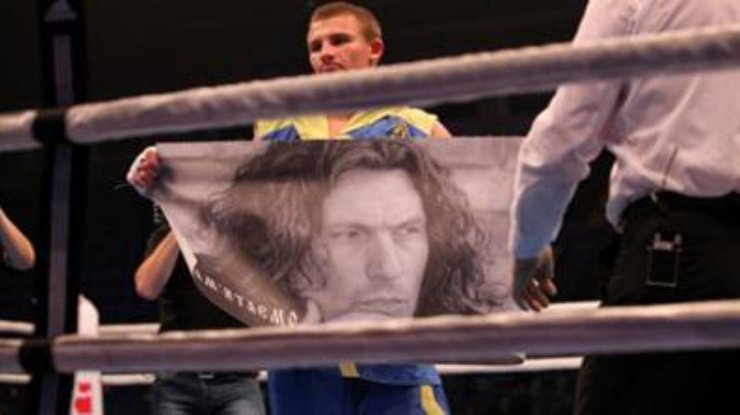 Боксер вынес на ринг плакат с изображением Кузьмы