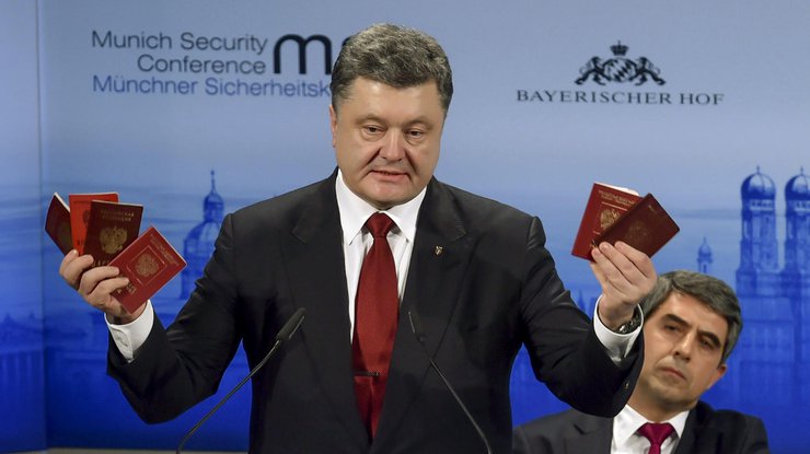 Порошенко в Мюнхене показал паспорта, воюющих в Украине военных России 