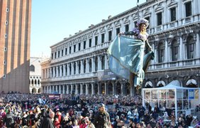 В Венеции проходит ежегодный всемирно известный карнавал 8