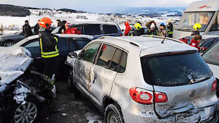 Из-за снегопада столкнулось более 50 машин