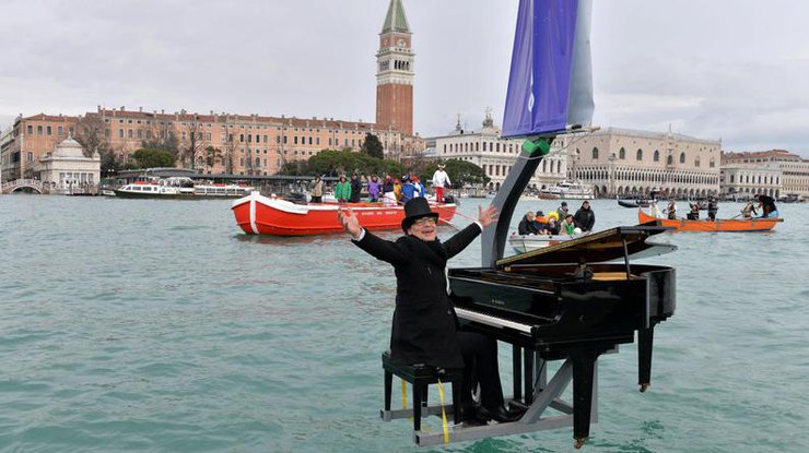 Пианино маэстро Паоло Занарелла установили посреди канала на расстоянии 6 м от берега